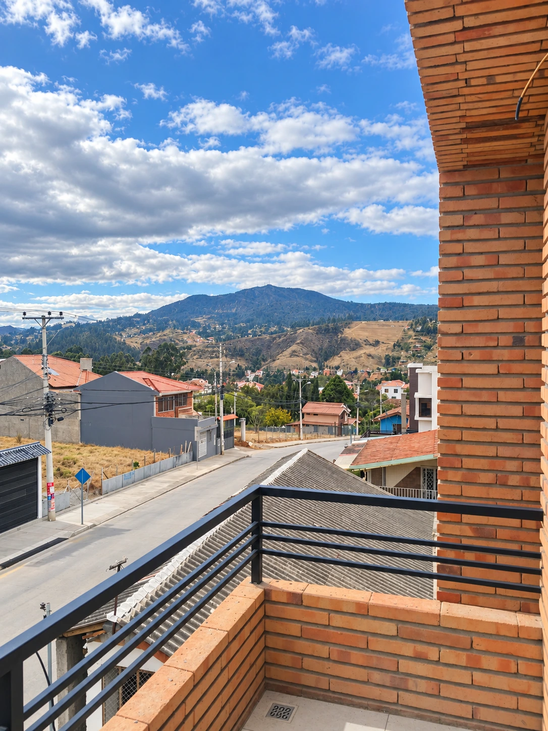 Avenida y entorno de la casa en Ricaurte, Cuenca